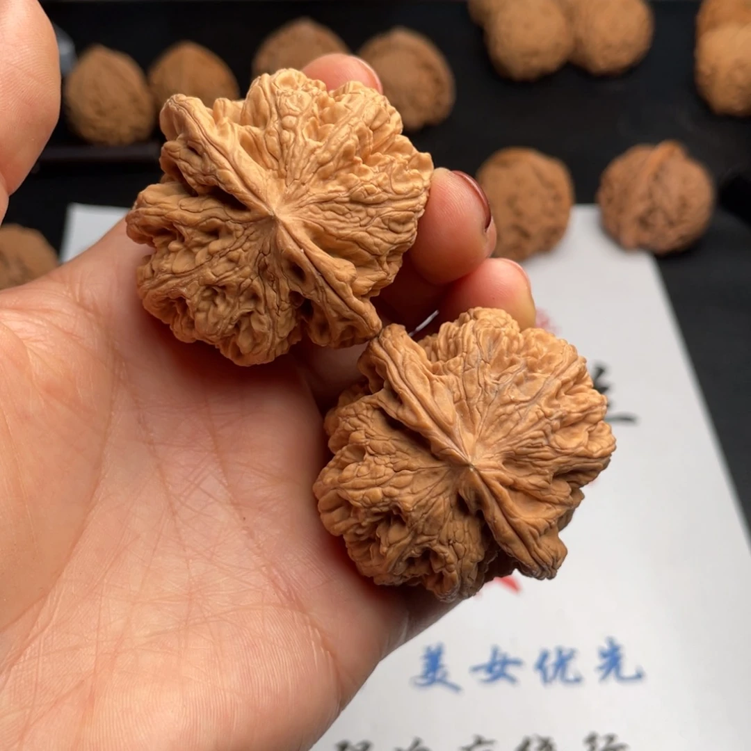 文玩核桃吊坠819。45粗筋有黄