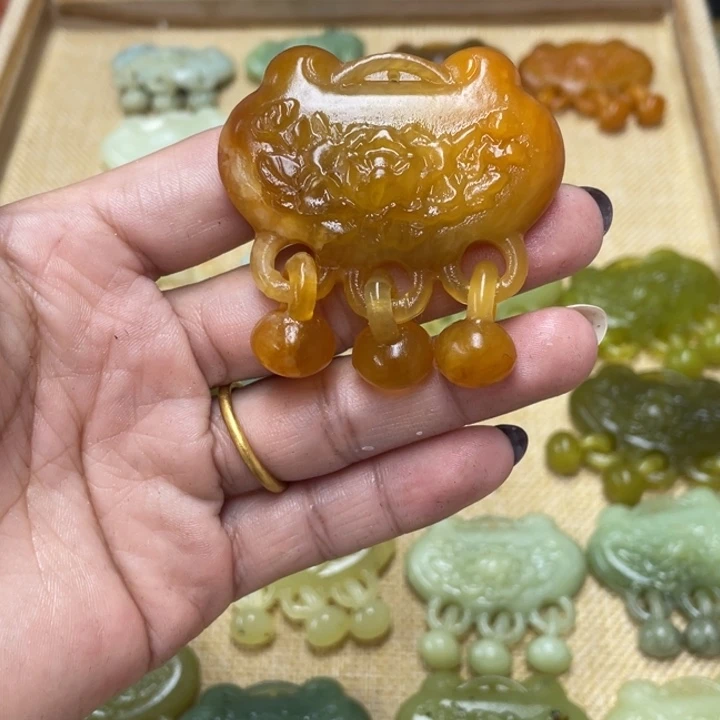 小***7合金蛇纹石玉颈饰