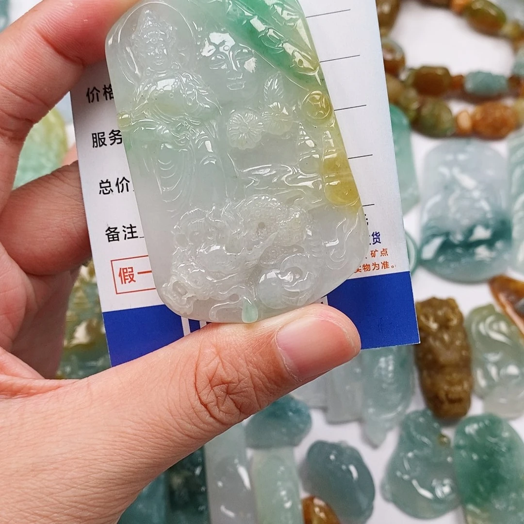 翡翠未镶嵌颈饰御龙观音