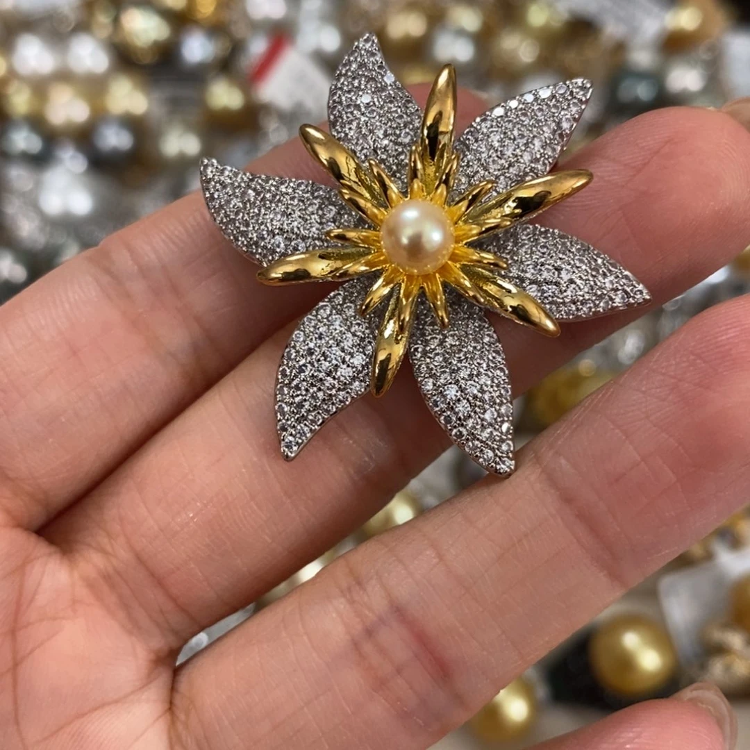 合金胸饰海水珍珠