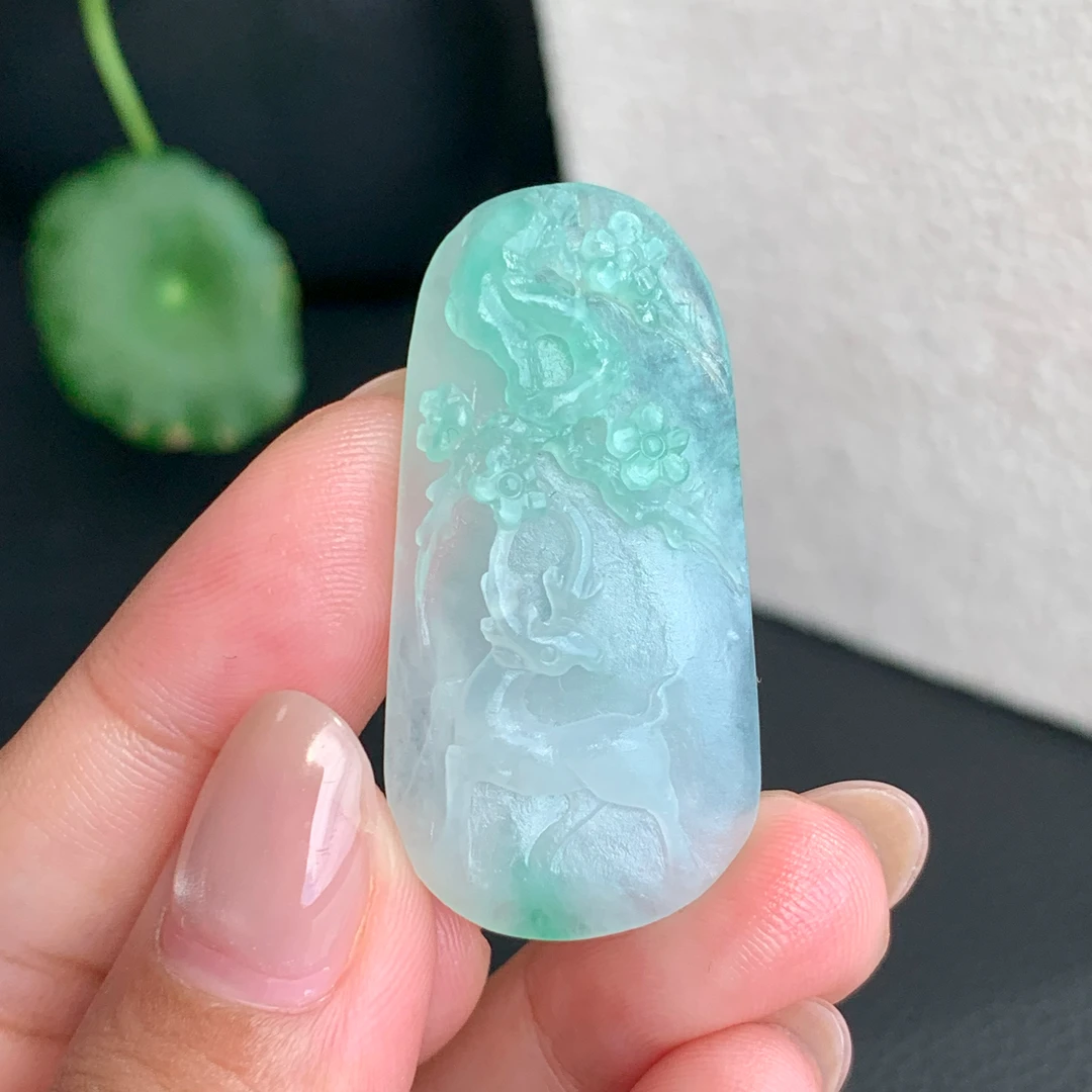 【 绿野仙踪】天然翡翠A货飘绿花色梅花仙鹿吊坠 定制毛货未抛光