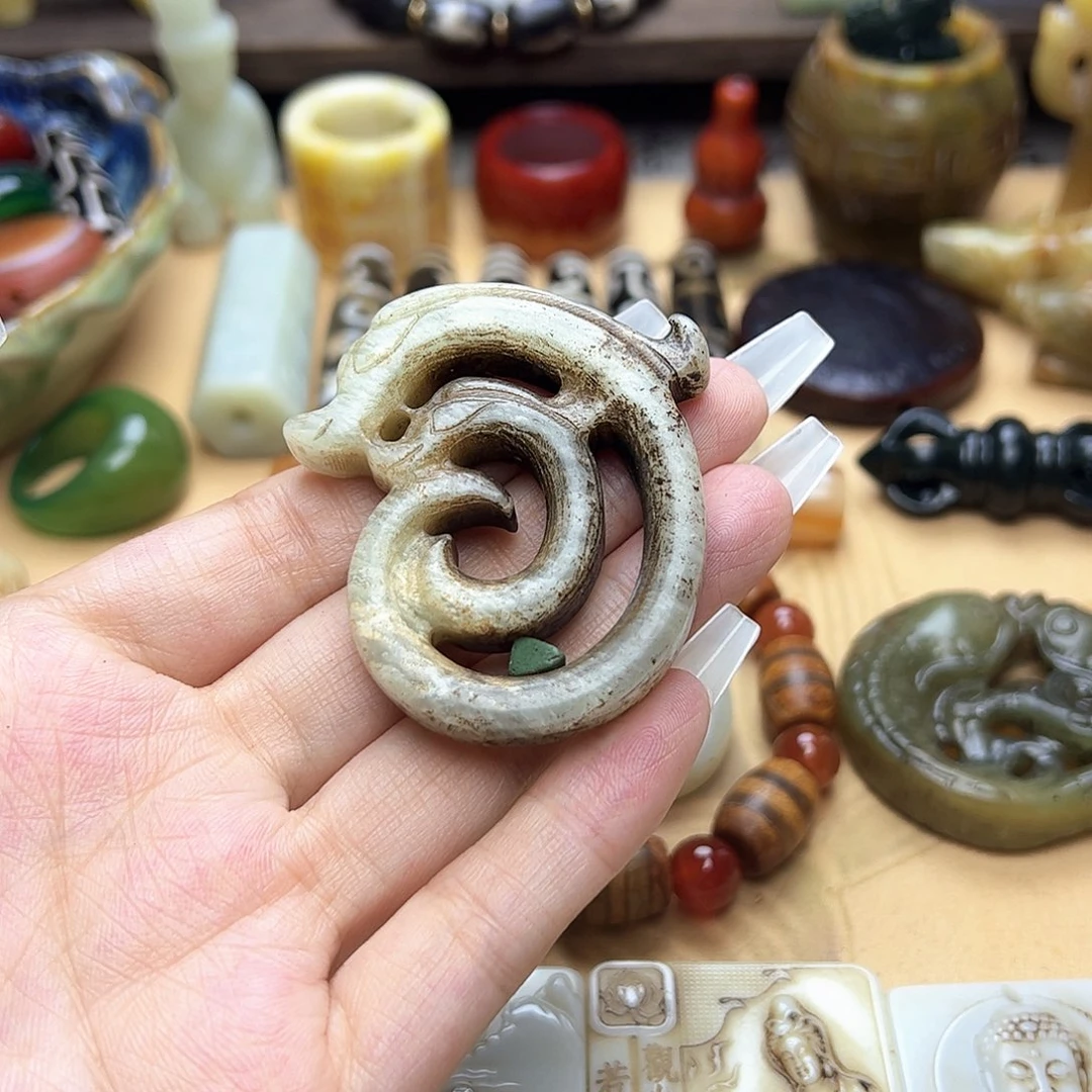 蛇纹石玉未镶嵌颈饰