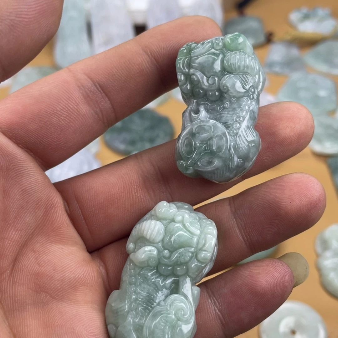 翡翠未镶嵌颈饰貔貅