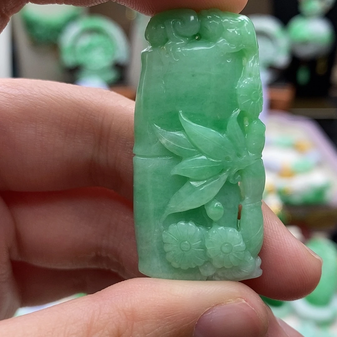 翡翠足银镶嵌颈饰吊坠