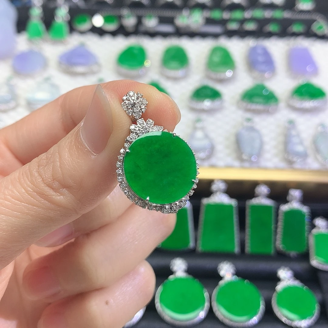 颈饰18K金镶嵌翡翠吊坠