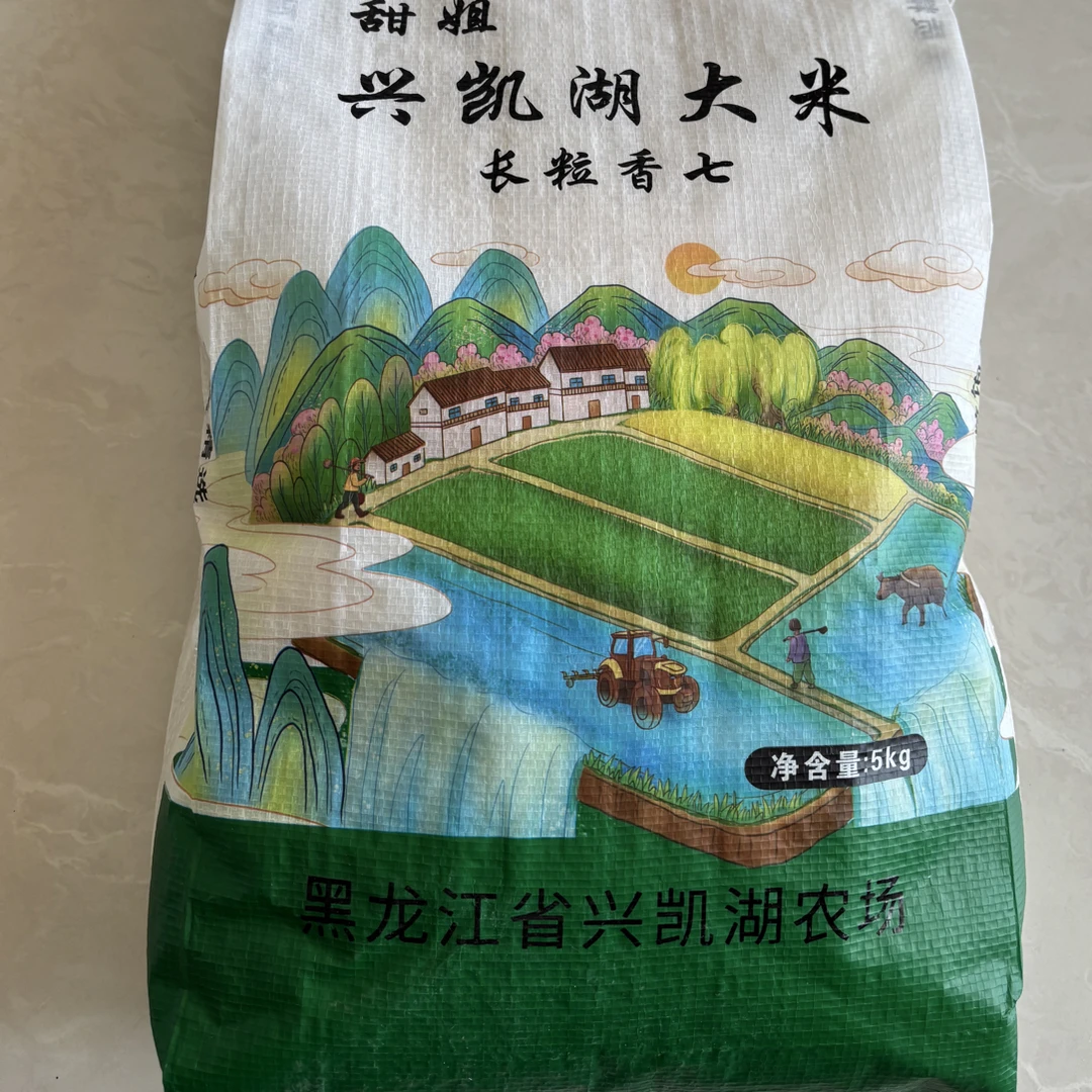 兴凯湖长粒香七大米，纯湖水灌溉，不抛光不打蜡有米香味剩饭不回生