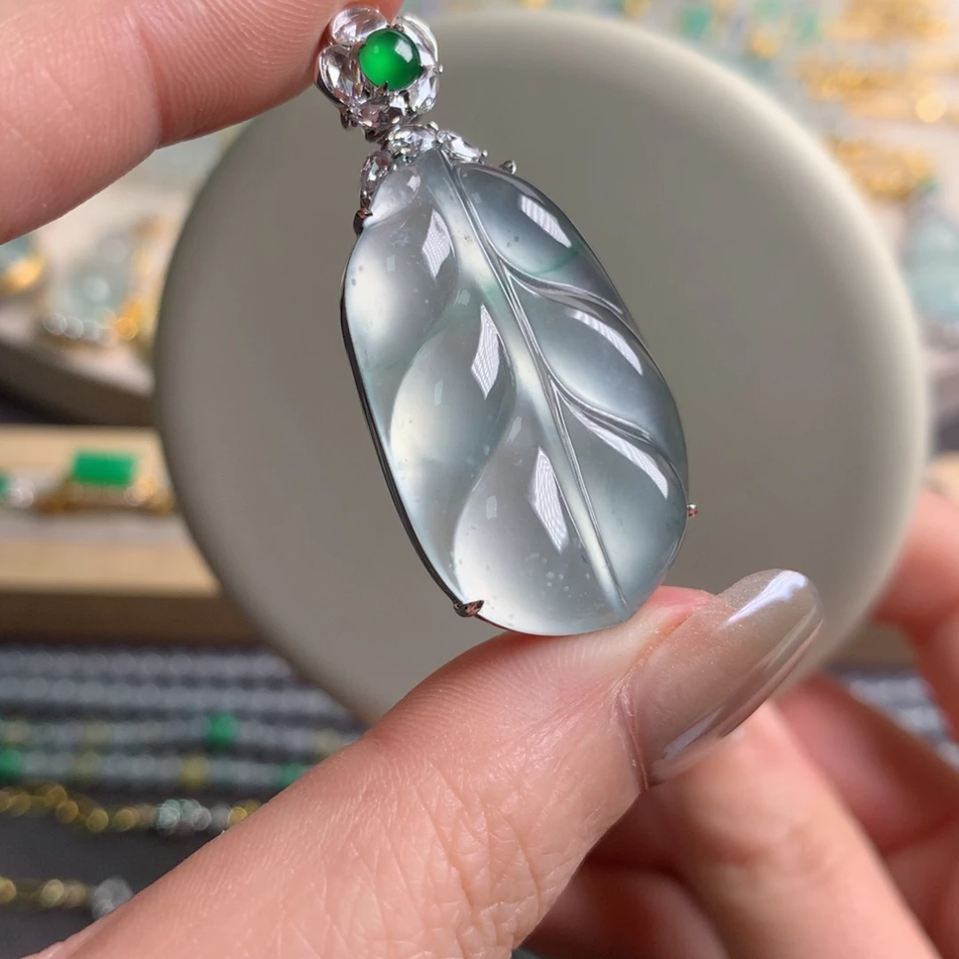 颈饰18K金镶嵌翡翠吊坠