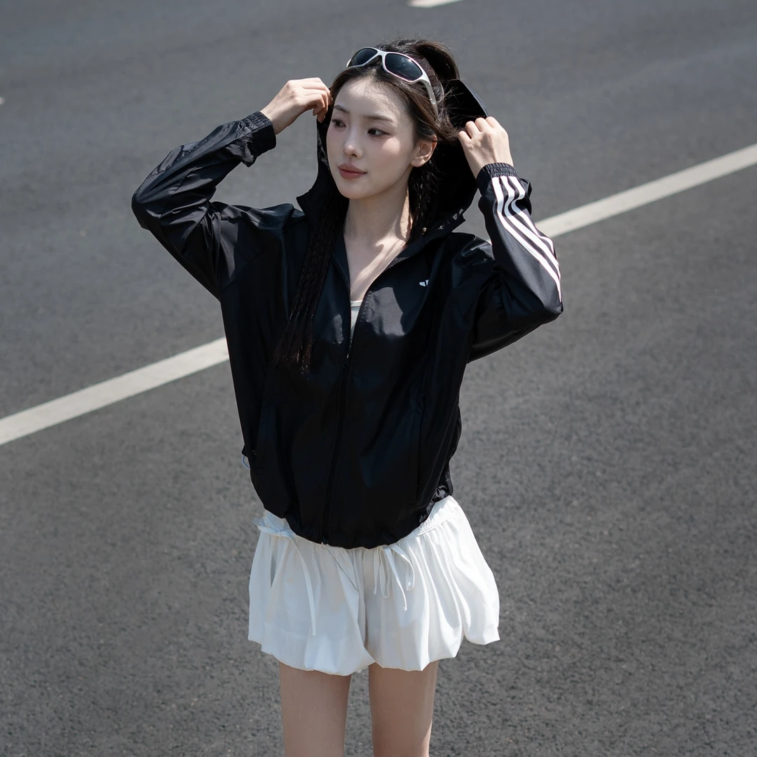 阿迪达斯连帽梭织夹克女秋季新款休闲运动服宽松跑步外套IS8036