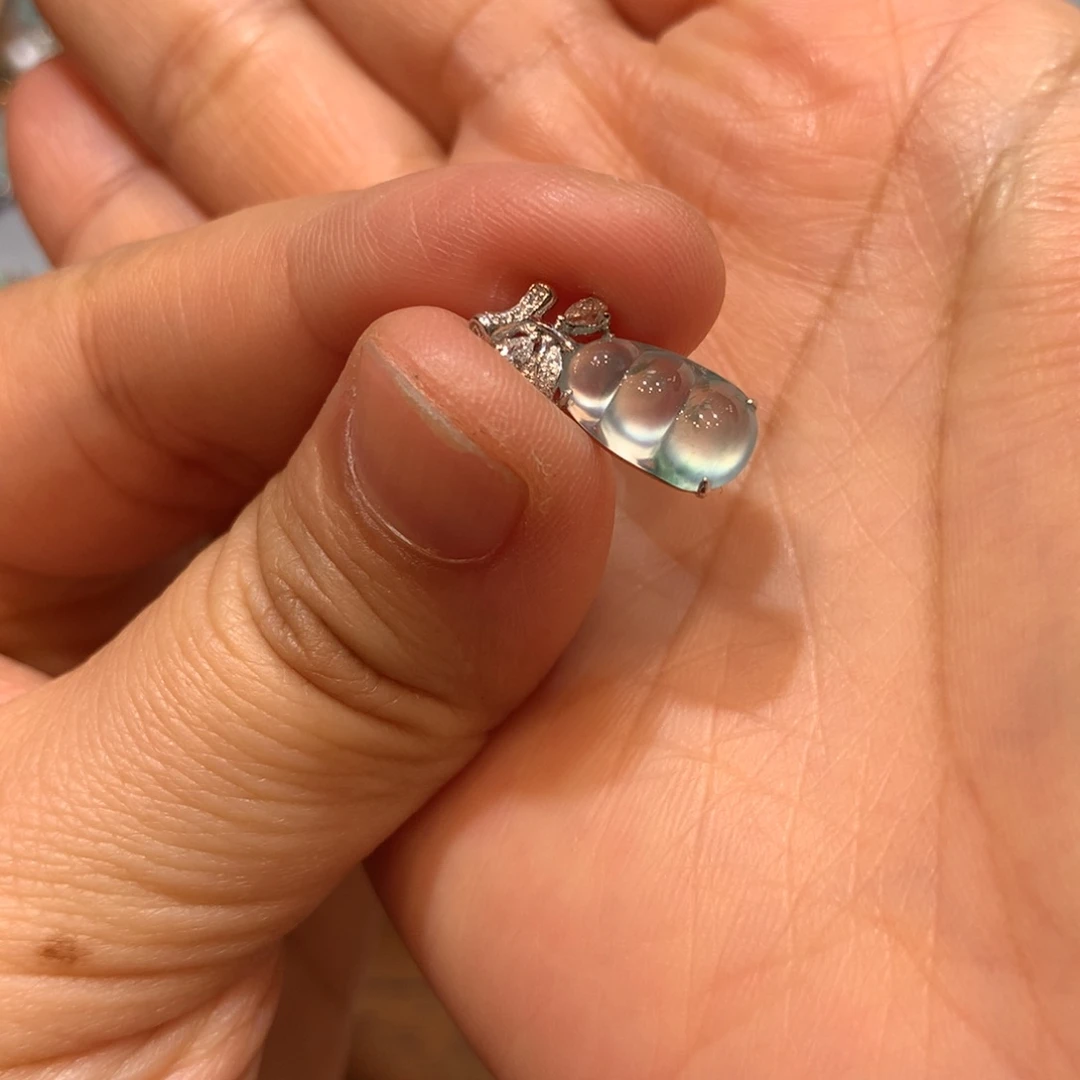 翡翠18K金镶嵌颈饰小吊坠