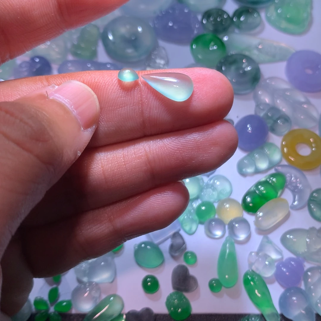 翡翠颈饰未镶嵌水滴