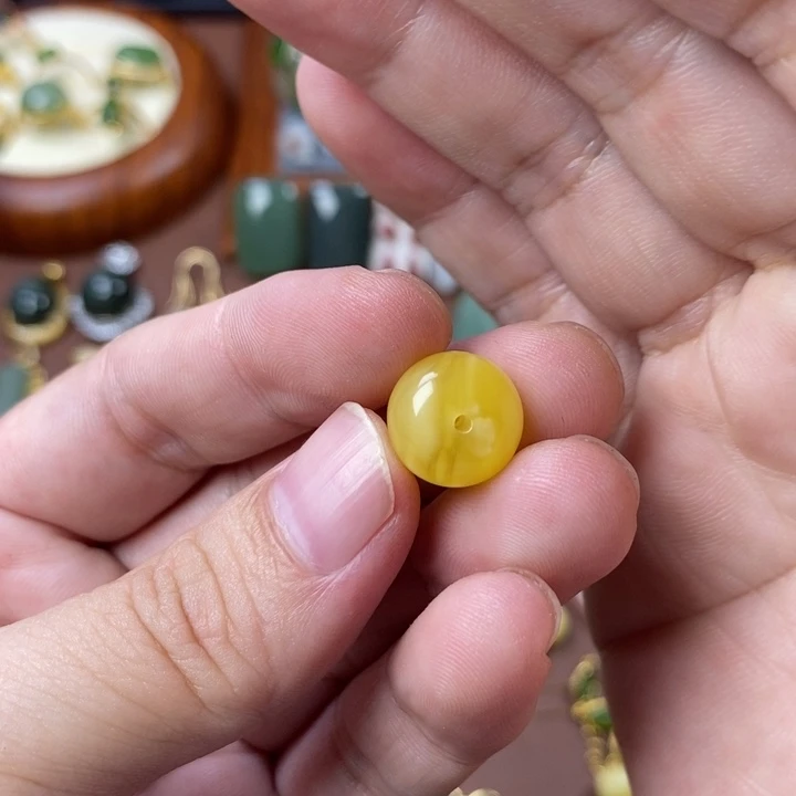 三***呀琥珀未镶嵌颈饰蜜蜡珠子