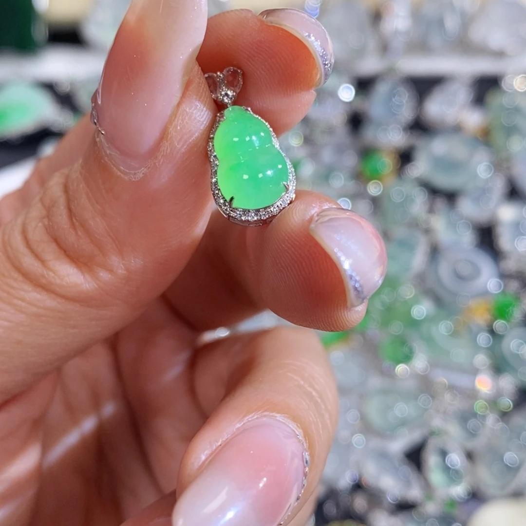 翡翠18K金镶嵌颈饰