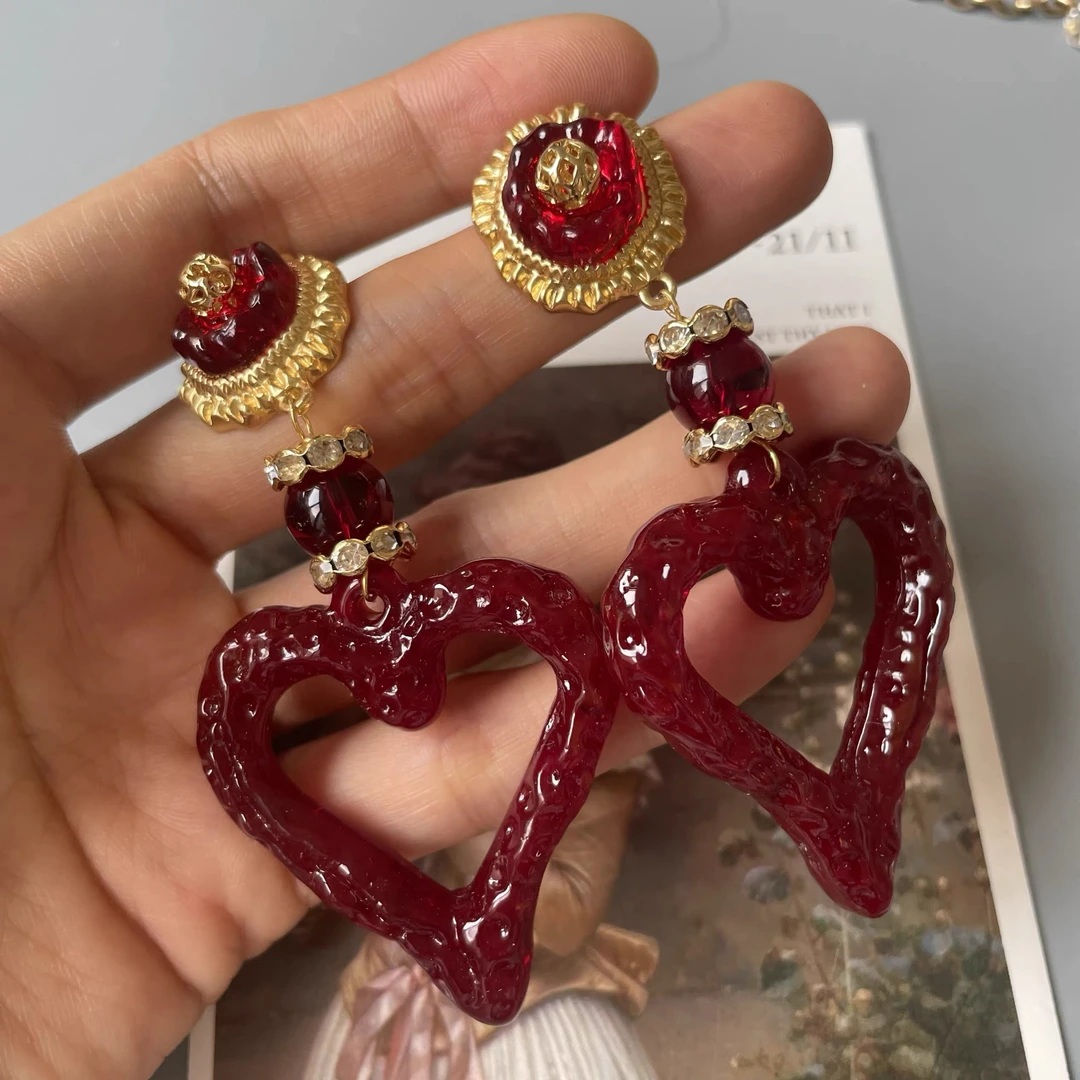 铜合金琉璃耳饰 「朗姆红」中古浮雕爱心耳环法式复古港风红色耳环
