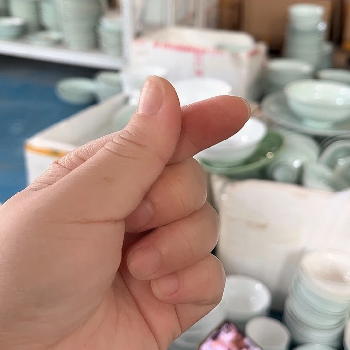 素***年陶瓷青瓷品锅一个，微瑕处理