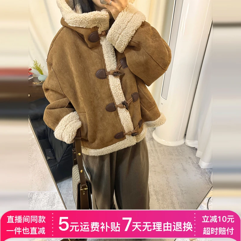 2025新款秋冬仿羊羔毛麂皮绒皮毛一体短外套女装牛角扣羊羔绒大衣