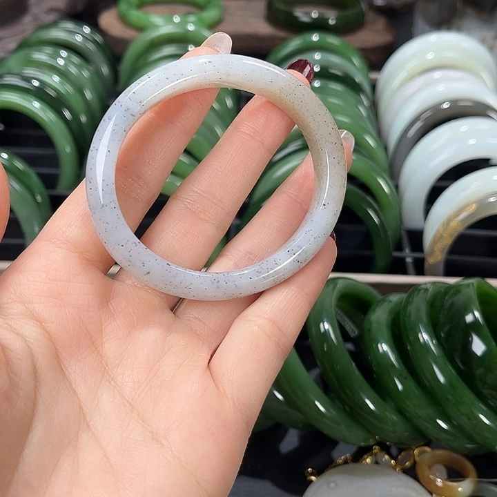 和田玉未镶嵌手镯52圈口