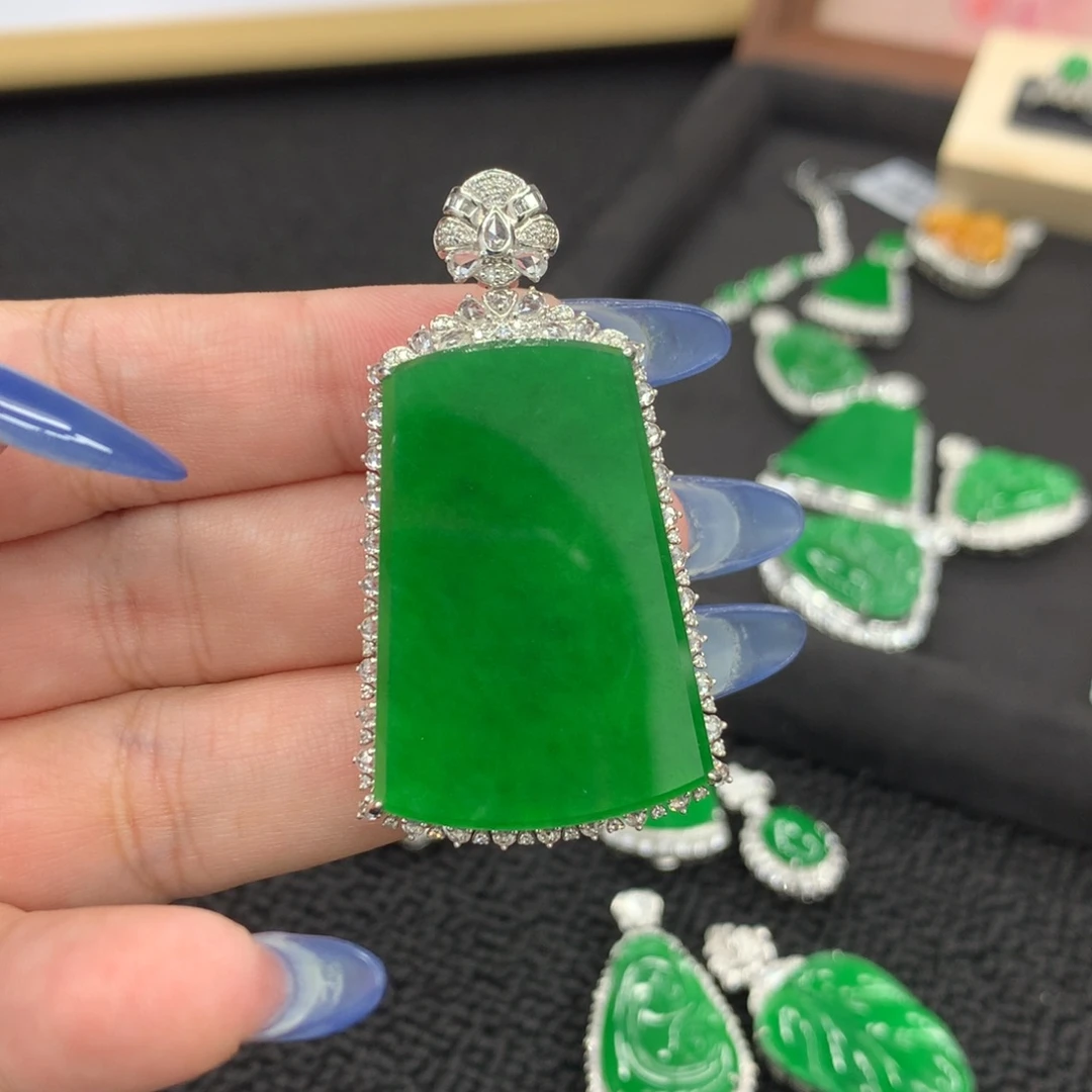 颈饰18K金镶嵌翡翠D****e无事牌