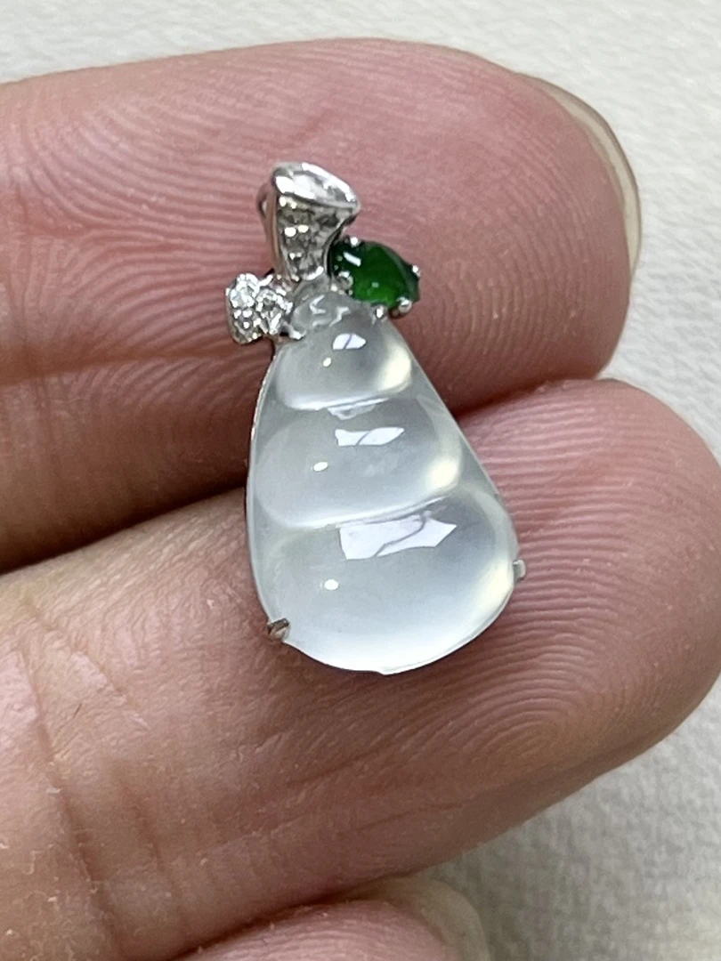 翡翠A货金镶高冰福豆。16.6×8.7×5.0