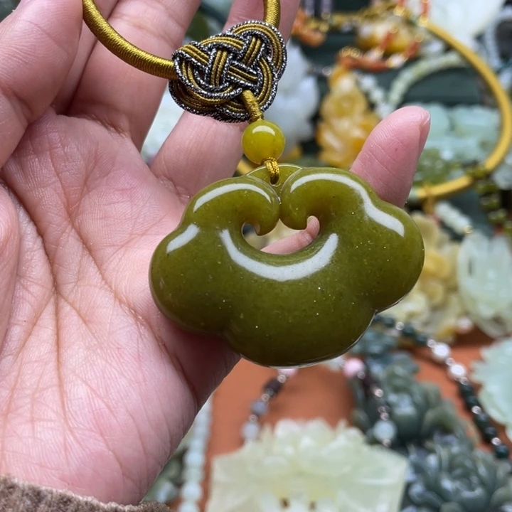 蛇纹石玉吊坠合金