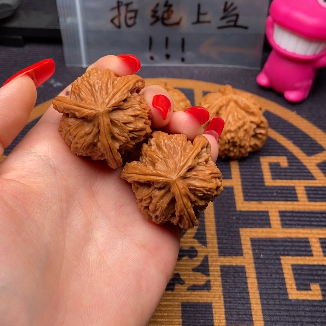 文玩核桃吊坠蛐*白狮