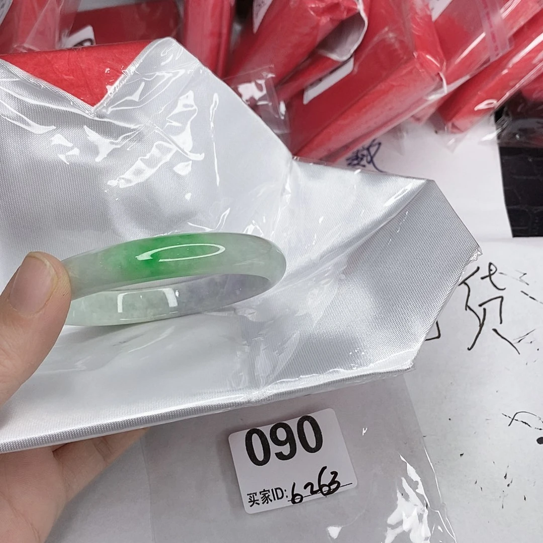 翡翠未镶嵌手镯一图一物实物为准（微瑕处理）
