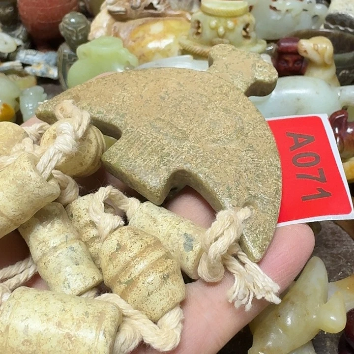 透闪石-蛇纹石玉未镶嵌颈饰
