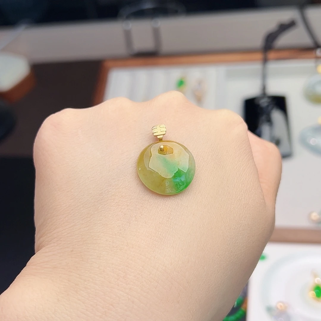 翡翠18K金镶嵌颈饰圆满