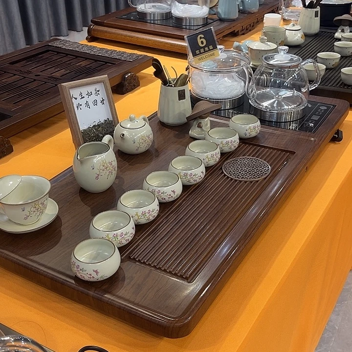 茶盘等多种装饰茶盘里装有