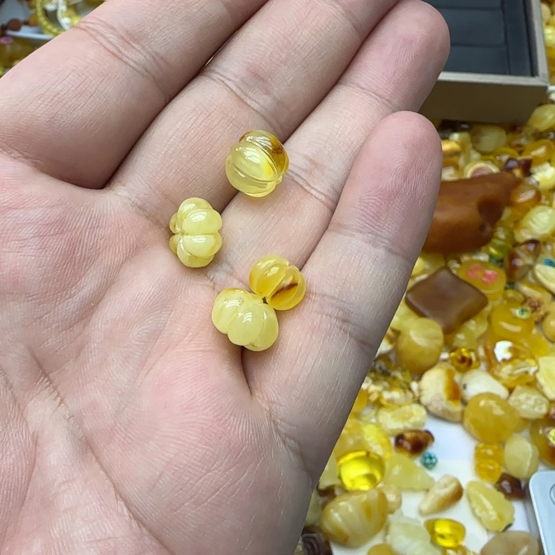 琥珀未镶嵌裸石2克有瑕06