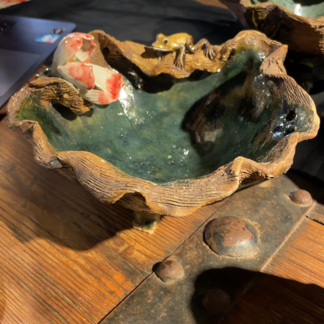 陶艺作品青蛙荷花盆