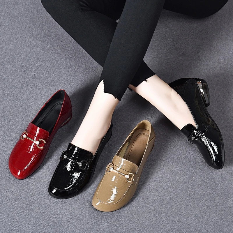 漆皮单鞋女2025年新款真皮压花春秋女鞋平底软皮妈妈鞋粗跟小皮鞋