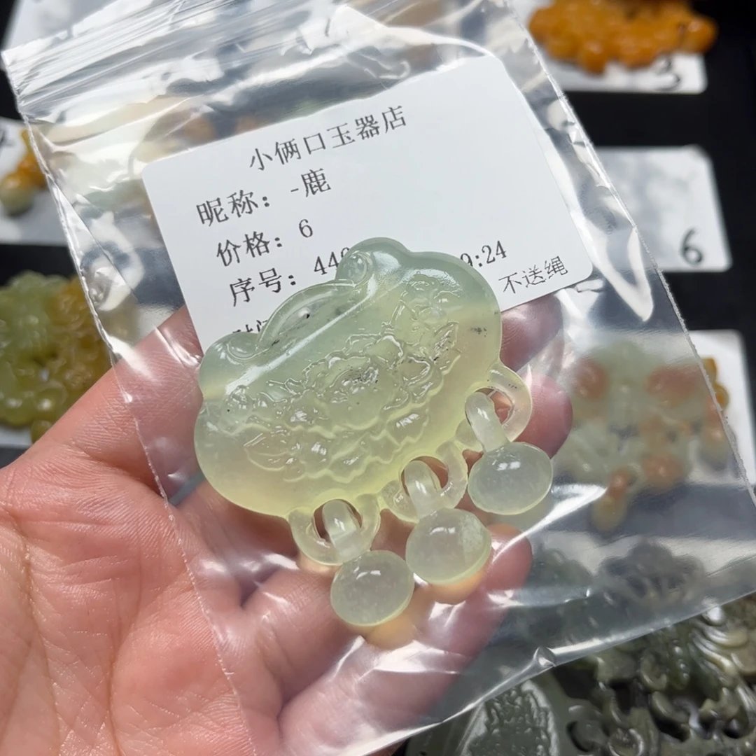 -***鹿蛇纹石玉未镶嵌颈饰