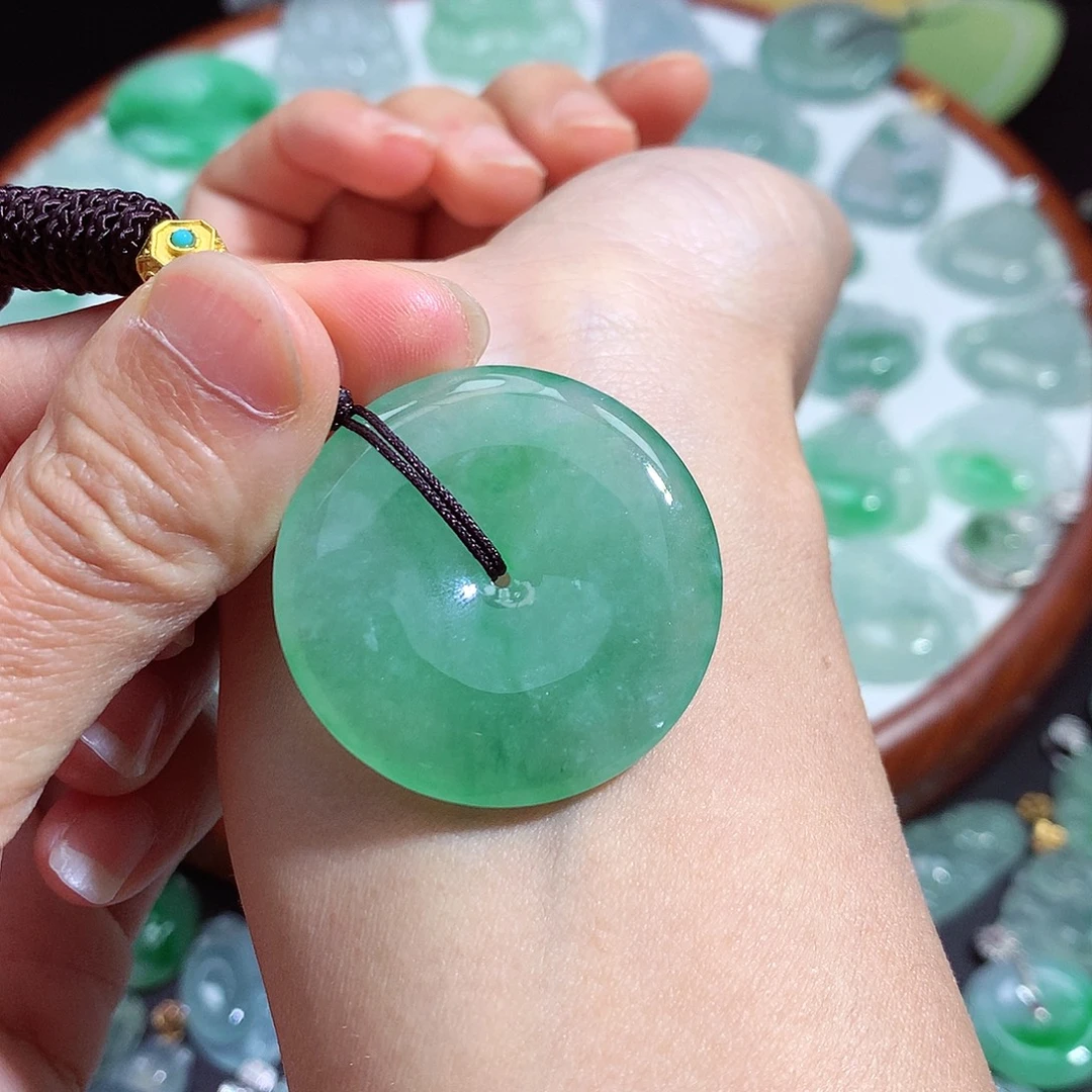 翡翠未镶嵌颈饰平安扣