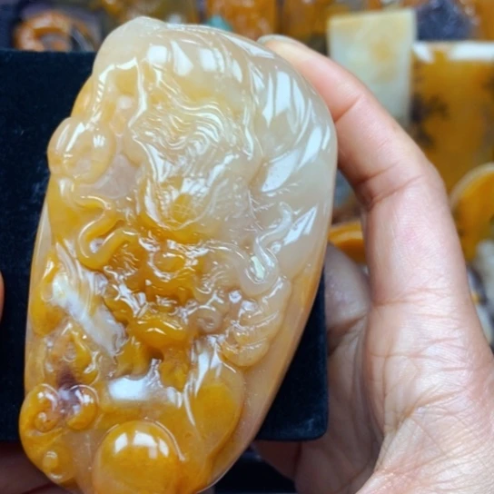 石英质玉（黄龙玉）未镶嵌颈饰