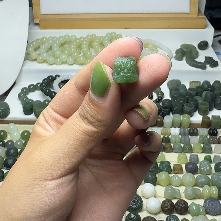 哥***弟和田玉未镶嵌珠宝半成品碧玉醒狮12mm