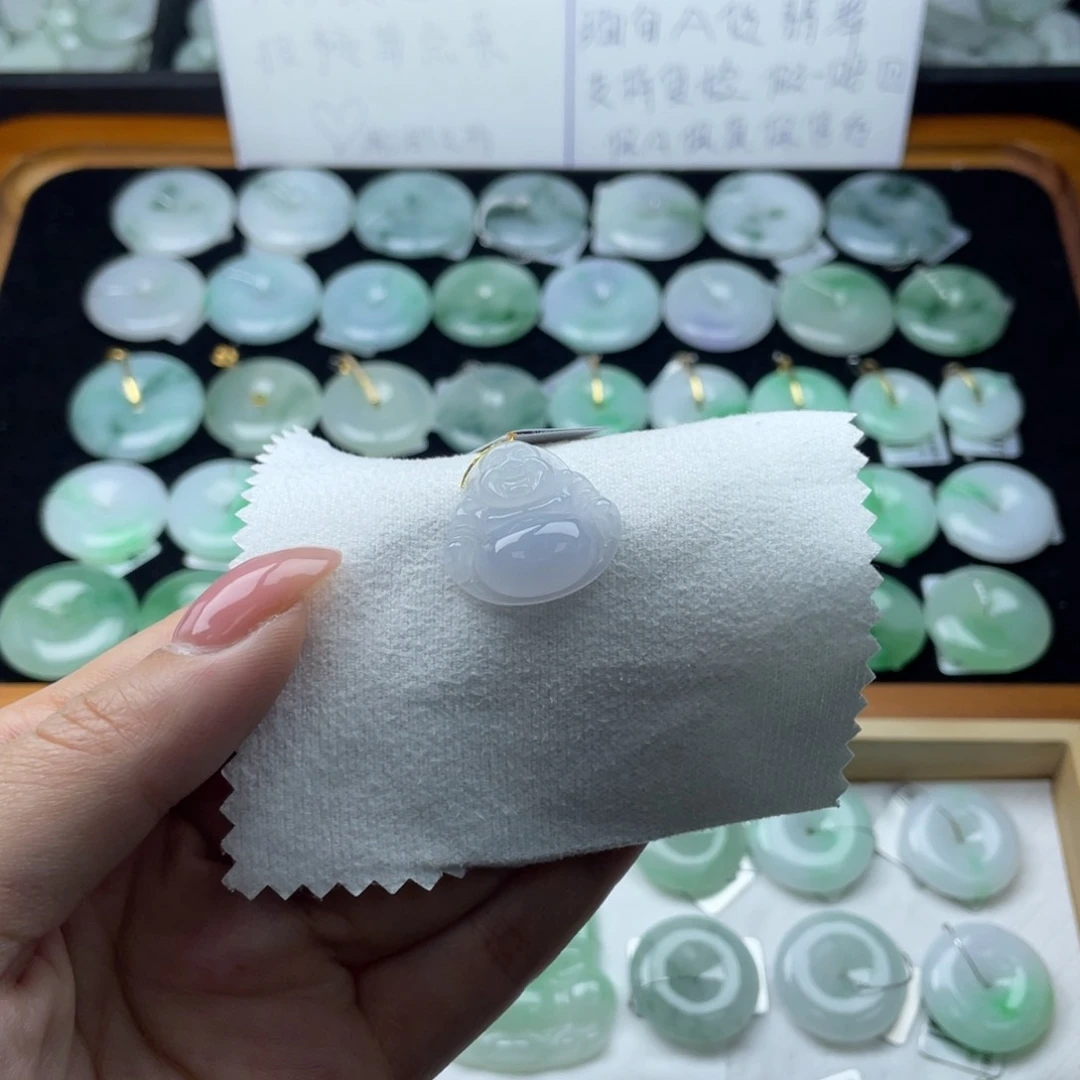 翡翠颈饰未镶嵌佛公