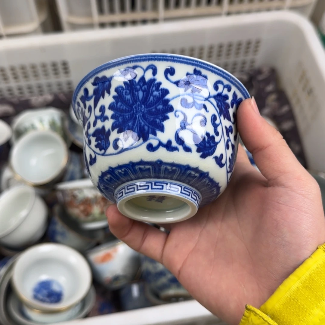 缠枝莲大容量压手杯微瑕