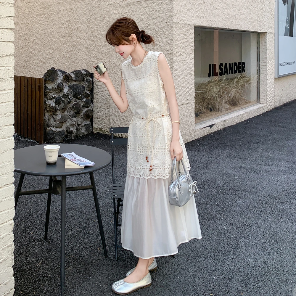 米白色重工蕾丝拼接刺绣背心连衣裙女夏法式温柔波西米亚度假长裙