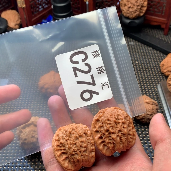 文玩核桃吊坠血麒麟