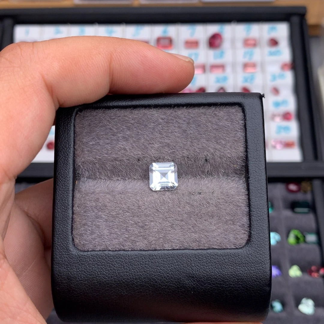 绿柱石裸石白海蓝宝1.8克拉