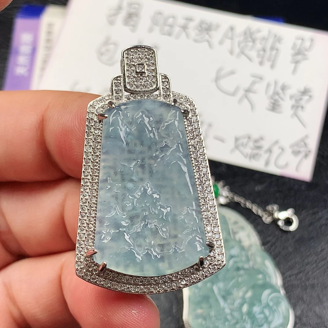 翡翠未镶嵌颈饰山水