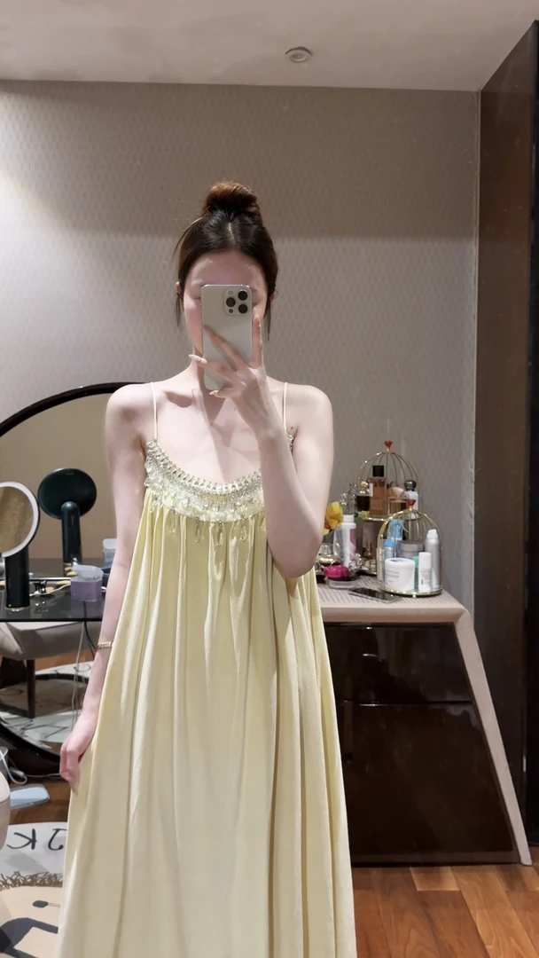 闪闪定制 南法假日 高级感丝绒钉珠镶钻宽松显白长裙吊带裙2520