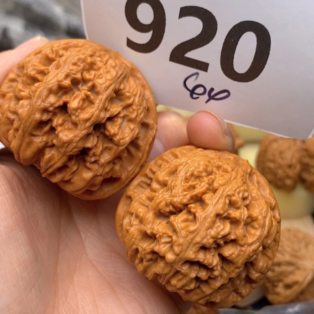 文玩核桃吊坠920号44粗筋