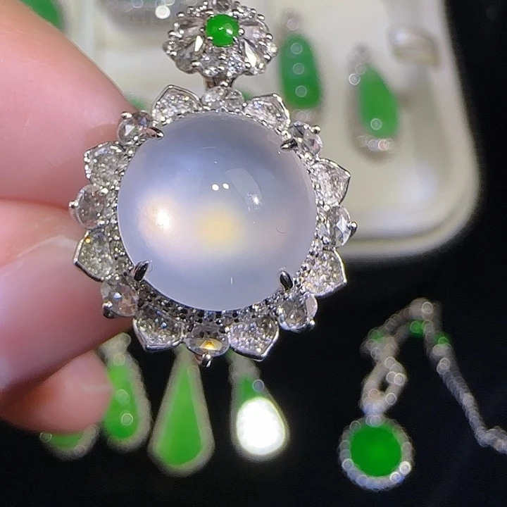 翡翠18K金镶嵌颈饰冰种蛋面吊坠