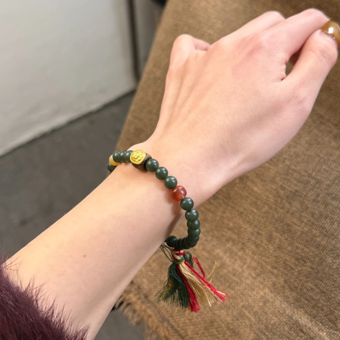 【每一次抬手，皆是古韵流淌】和田玉沙枣青手串。