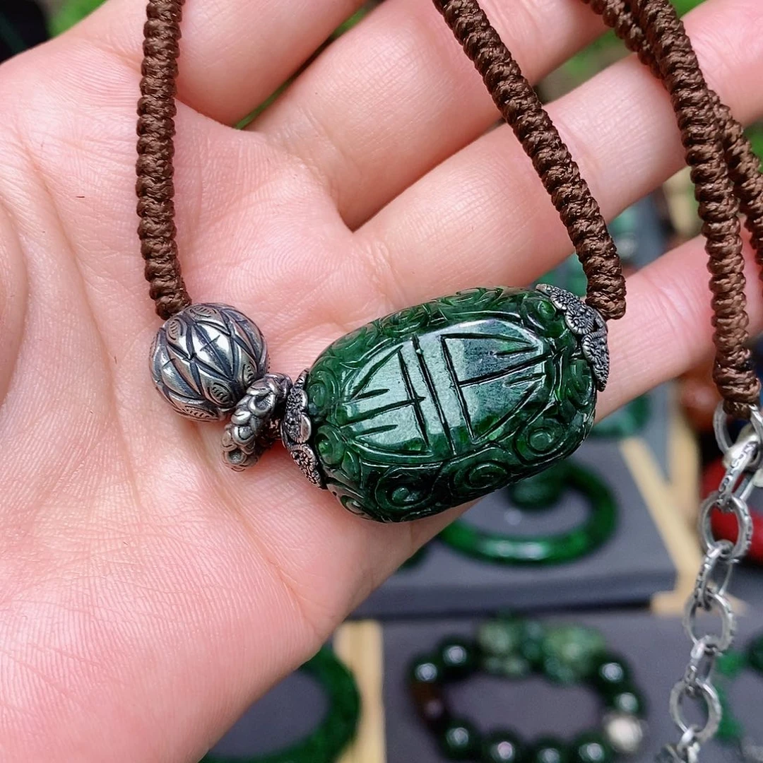 翡翠颈饰未镶嵌漂亮美眉