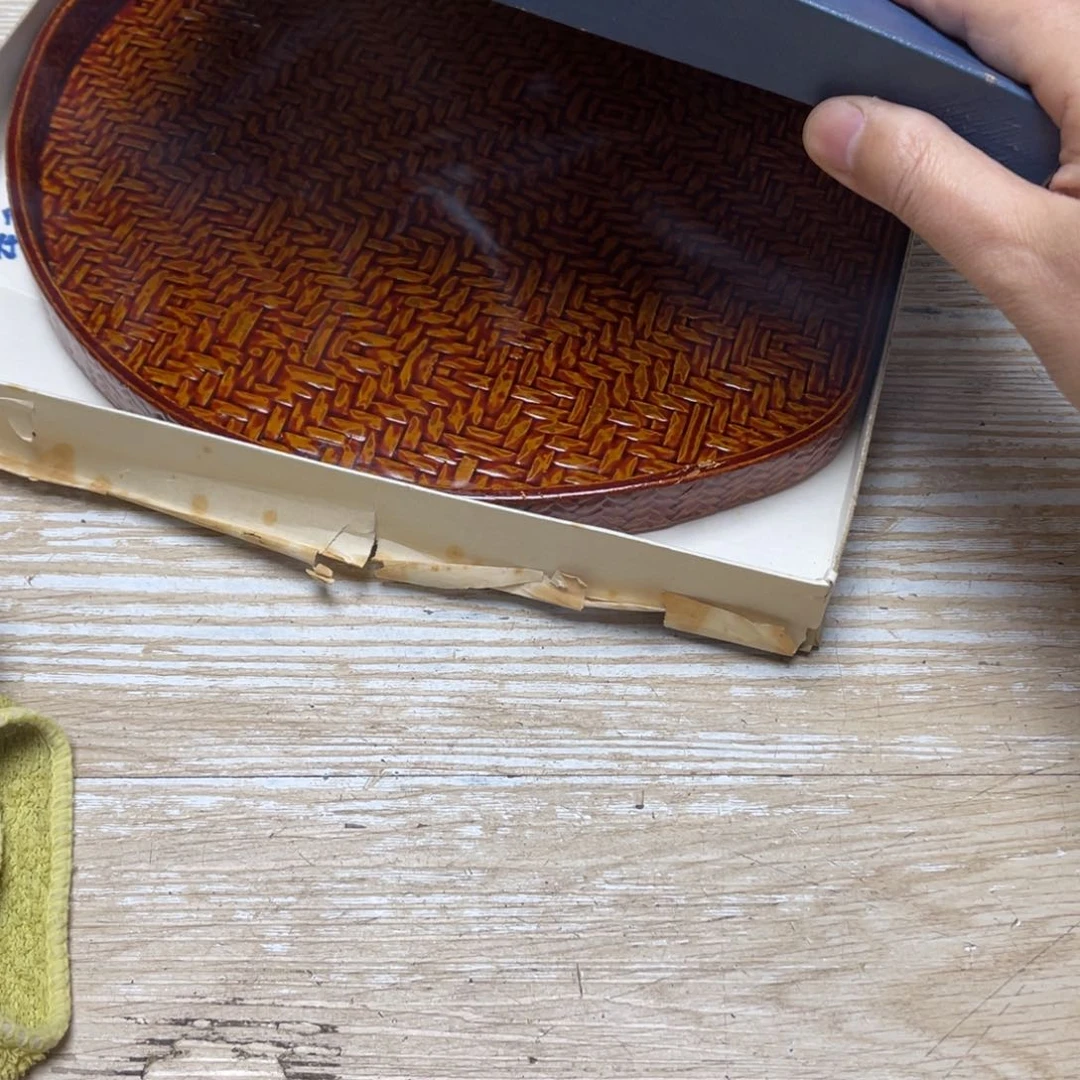 瓷片小***七密密麻麻地排列着一个