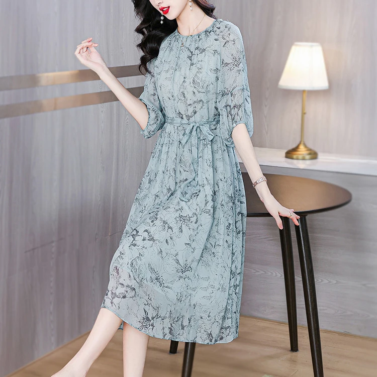 高级感连衣裙中年妈妈2025新款夏季蓝色碎花收腰大码仿仿真丝裙子