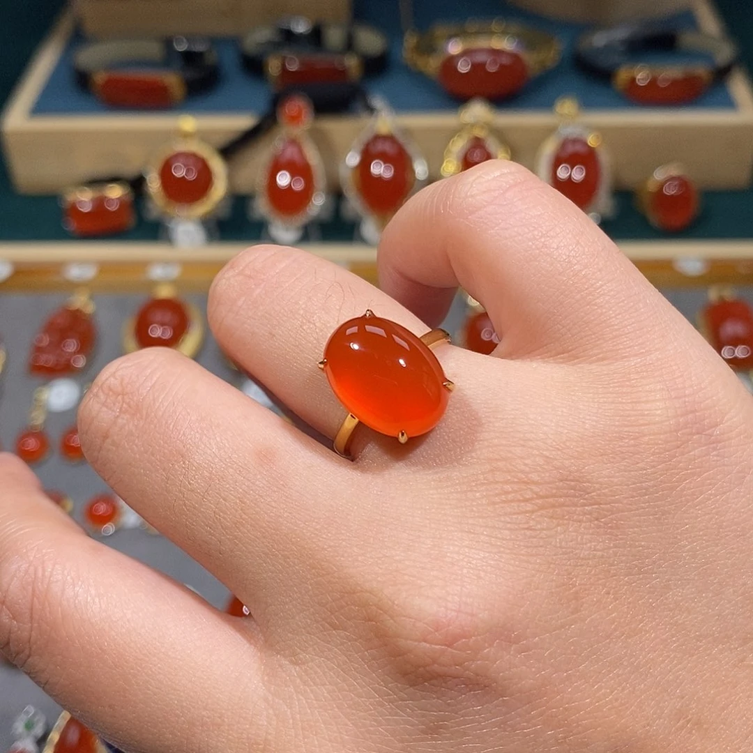18K金镶嵌南红玛瑙戒指