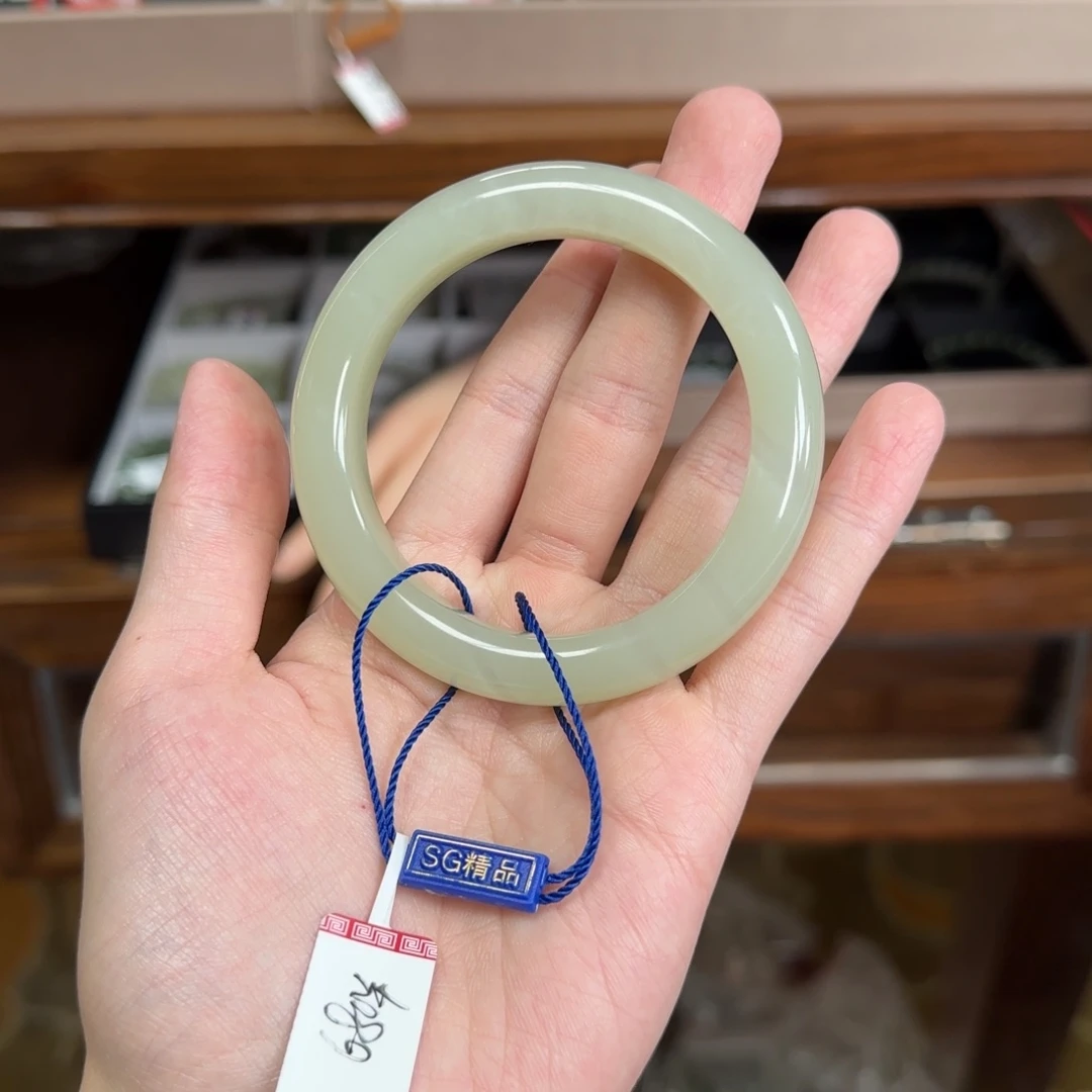 和田玉未镶嵌手镯